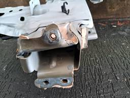 LONGARINA DIREITA SANDERO 2015/ LOGAN 2014/2024 DETALHE