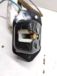 FECHADURA TAMPA TRAS MARCH 2012/2020 C/ MOTOR TRAVA ELÉTRICA