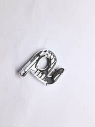 EMBLEMA NÚMERO TAMPA TRASEIRA SANDERO 2015 A 2023