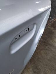 PORTA TRASEIRA ESQUERDA ONIX PRISMA 2013 A 2020 DETALHE 