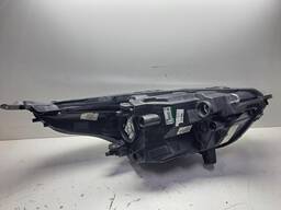 FAROL ESQUERDO KA 2018 A 2021 MASC NEGRA FRISO PRETO