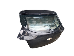 TAMPA TRASEIRA ONIX 2013 2014 A 2017 C/ FURO PEQ DETALHE 