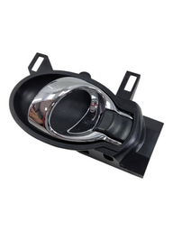 MACANETA INTERNA PORTA ESQUERDA NISSAN MARCH VERSA 2013 2020 PRETO DIANTEIRA