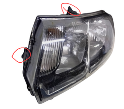 FAROL ESQUERDO SANDERO 15/20 LOGAN 2014 A 2020 DETALHE