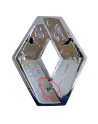 EMBLEMA TAMPA TRASEIRA RENAULT SANDERO 2008 A 2014