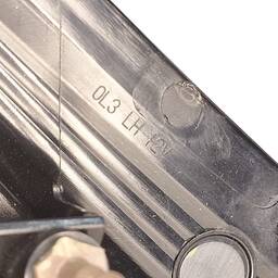 LANTERNA TRASEIRA ESQUERDA KICKS 2017 2018 A 2021 (MALA)