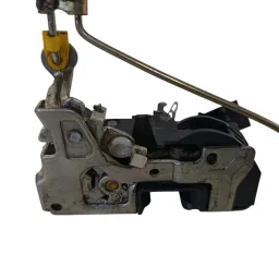 FECHADURA DIANTEIRA ESQUERD C/TRAVA IVECO DAILY 2008 A 2016