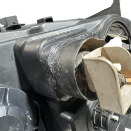 FAROL ESQUERDO ORIGINAL FIAT LINEA 2009 A 2016 DESCRIÇÃO
