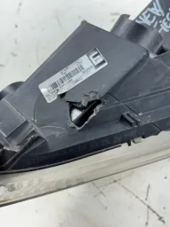 FAROL LADO ESQUERDO NEW FIESTA 2014 À 2019 DETALHE