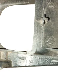 MOLDURA BOTAO PORTA DIANTEIRA ESQUERDA KICKS 2017 A 2024