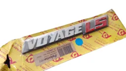 EMBLEMA TAMPA TRASEIRA VOYAGE LS 1982