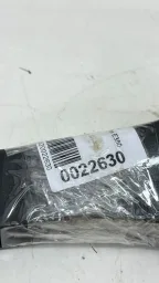ACABAMENTO DOBRADIÇA ESQUERDA TAMPA TRAS E350 2003 A 2009