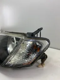 FAROL ESQUERDO PAJERO DAKAR L200 TRITON 2010 À 2018 DETALHE