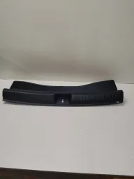 SOLEIRA INTERNA PORTA MALAS MERCEDES BENZ GLA 200 2014 2020