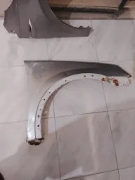 PARALAMA GM NOVO CORSA 2003 A 2012 LADO DIREITO COM DETALHE.