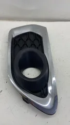 MOLDURA FAROL MILHA DIREITO SANDERO 2014 A 2019 261A25086R