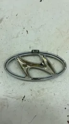 EMBLEMA FRONTAL HYUNDAI HB20 CROMADO