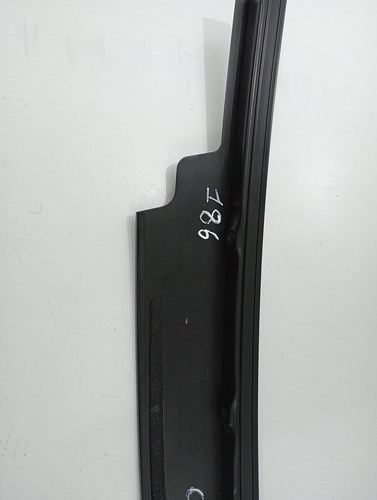 MOLDURA COLUNA PORTA DIANTEIRA LD GM CRUZE SEDAN 12/16 USADO