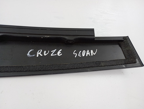 MOLDURA COLUNA PORTA DIANTEIRA LD GM CRUZE SEDAN 12/16 USADO