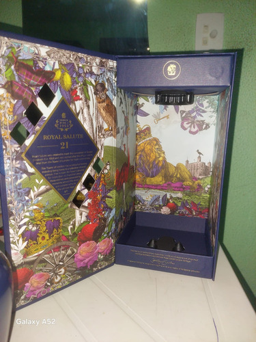 GARRAFA VAZIA WHISKY ROYAL SALUTE COM TAMPA E CAIXA (USADO) ROYAL SALUTE