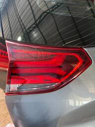 Lanterna Traseira Esquerda Tracker 2020 a 2025 (mala) C/ Led