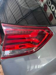 Lanterna Traseira Esquerda Tracker 2020 a 2025 (mala) C/ Led