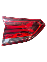Lanterna Traseira Esquerda Tracker 2020 a 2025 (mala) C/ Led