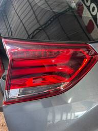 Lanterna Traseira Esquerda Tracker 2020 a 2025 (mala) C/ Led