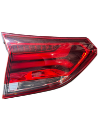 Lanterna Traseira Esquerda Tracker 2020 a 2025 (mala) C/ Led
