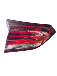 Lanterna Traseira Esquerda Tracker 2020 a 2025 (mala) C/ Led