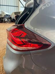 Lanterna Traseira Direita Tracker 2020 a 2025 (canto) C/Led