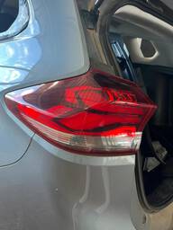 Lanterna Traseira Esquerda Tracker 2020 a 2025 (canto) C/Led
