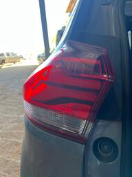 Lanterna Traseira Esquerda Tracker 2020 a 2025 (canto) C/Led