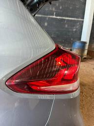 Lanterna Traseira Esquerda Tracker 2020 a 2025 (canto) C/Led