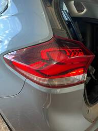 Lanterna Traseira Esquerda Tracker 2020 a 2025 (canto) C/Led