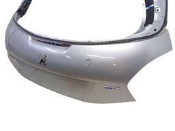 TAMPA TRASEIRA PEUGEOT 208 2013 2014 A 2020 (DETALHE)