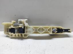 MAÇANETA TRASEIRA ESQUERDA HB20 SEDAN 1.0 2013 2019 DETALHE 