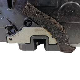 FECHADURA TRASEIRA DIREITA NISSAN MARCH VERSA 2013 A 2021