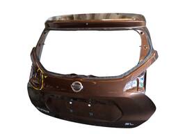 TAMPA TRASEIRA KICKS 2017 2018 A 2021 (DETALHE)