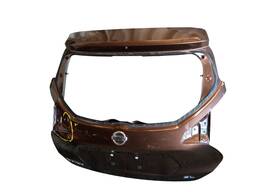 TAMPA TRASEIRA KICKS 2017 2018 A 2021 (DETALHE)