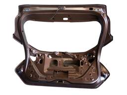 TAMPA TRASEIRA KICKS 2017 2018 A 2021 (DETALHE)