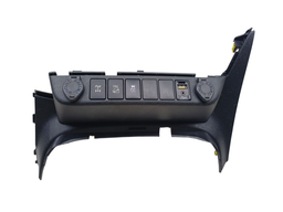 Moldura Central painel Tomada 12v Toyota Hilux 2016 a 2024