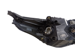 FAROL ESQUERDO KA 2018 A 2021 MASC NEGRA  (DETALHE)