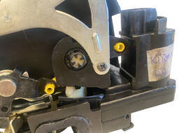 FECHADURA PORTA DIANTEIRA DIREITA SSANGYONG ACTYON KYRON 08/