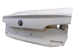 TAMPA TRASEIRA JETTA 2018 2019 2020/.. (DETALHE)