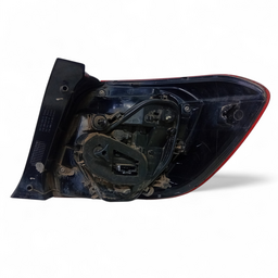 LANTERNA TRASEIRA ESQUERDA SANDERO 2015 2016 A 2020 /DETALHE