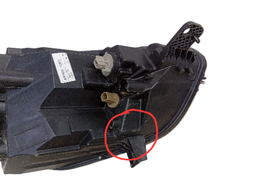 FAROL ESQUERDO KA 2018 A 2021 MASC NEGRA  (DETALHE)