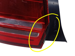 LANTERNA TRASEIRA ESQUERDA SANDERO 2015 2016 A 2020 /DETALHE