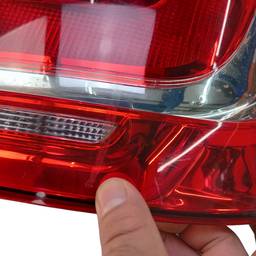 LANTERNA TRASEIRA DIREITA SANDERO 2015 A 2020 COM DETALHES