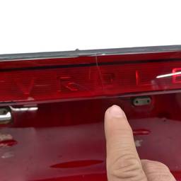 LANTERNA TAMPA ESQUERDA OMEGA 1999 A 2002 (CENTRAL) QUEBRADA